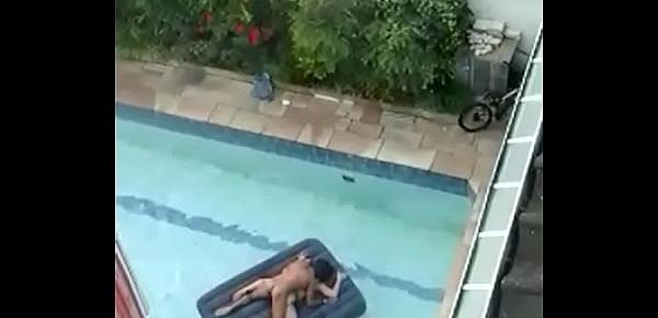  Flagra casal tranzando na piscina em sao paulo brasil